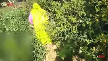 Village aunty sex - Lusty chick in yellow saree gives head n the forest