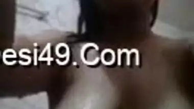 Young Desi hussy poses for XXX webcam show when taking a shower