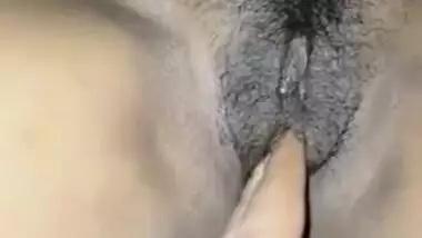 Indian girl allows sex lover to feels her XXX pussy from the inside