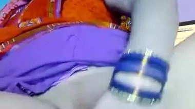 Desi XXX bitch masturbates pussy on webcam while husband is at work