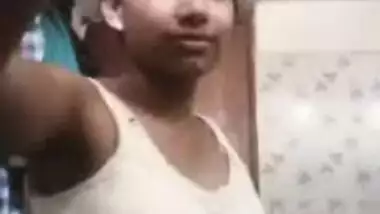 Video of Indian mom who tries to make online friend cum with boobs