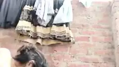 Dirty Desi chick washes XXX body parts outdoors in this MMS video