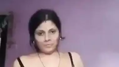 Kolhapur lady records her Indian nude MMS for her lover