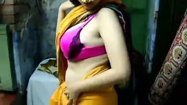 Indian XXX slut takes her yellow sari and stay with naked sex jugs