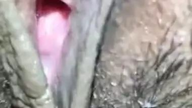 Before sex curious man takes closer look on XXX pussy of Desi wife