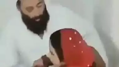 Pakistani sex MMS of a Maulana fucking his maid secretly