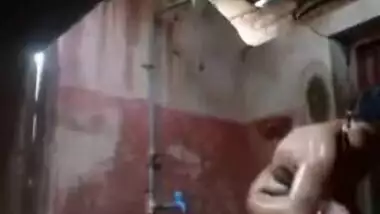 After work Desi MILF washes her XXX body in front of era