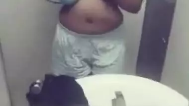 After workout Indian sexpot records her saggy XXX boobs in mirror