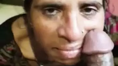 Man fucks his homely Desi wife's mouth in this first-person XXX video