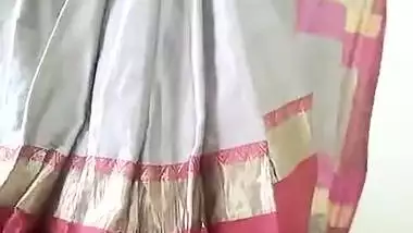 Hot Bhabhi bending show hot deep cleavage in saree Kya mast boobs Ha