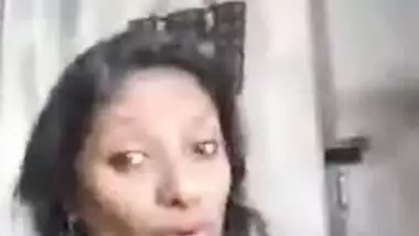 Sexy Indian aunty puts small boobs on view but tries to hide her face