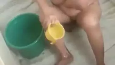 Slutty-soul Desi aunty nude bathing outdoor secretly recorded on MMS by son