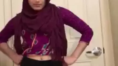 Modest Indian teen caught flashing assets for lover in Desi mms video