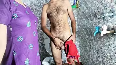 Maa Ne Bete Ko Bathroom Me Bra-panty Se Land Hilate Pakda Fir Apni Choot Chudayi