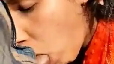 Desi college girl gives XXX blowjob outdoors for amateur POV video