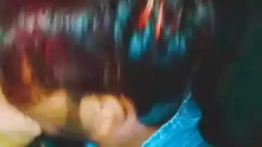 Indian sex wife with shawl in hair kisses a handsome man on XXX camera