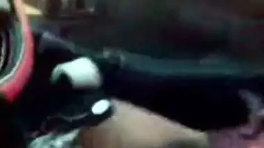 Hindi sex video of a college hotty having outdoor pleasure in boyfriends car