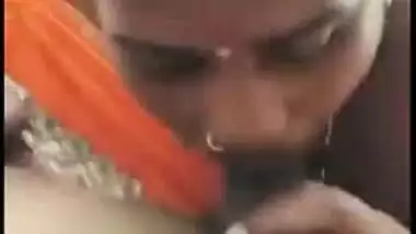 New desi MMS, Indian aunty giving blowjob village boy for money outdoor