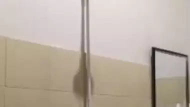 Pretty Desi call-girl takes a XXX bath online posing in a sexy way