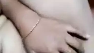 It isn't a problem for the Desi to show tits and pussy to her lover