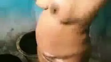 Mature aunty nude bath recorded on cam for secret lover
