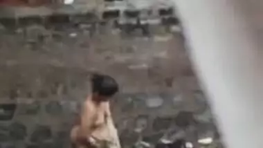 Desi aunty nude captured on while bath on outdoor, for your pleasure