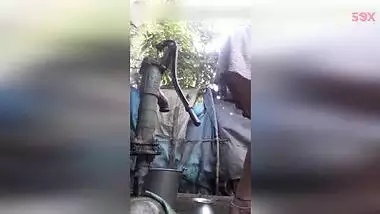 Chubby Desi aunty records herself masturbating while bathing outdoor