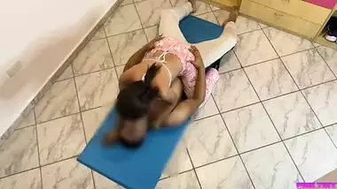 Mi inocente haciendome masaje encima de mi Polla para que la sienta en su coño y se excite