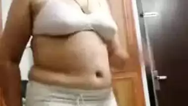 Aunty from India enjoys XXX things she performs in front of the camera