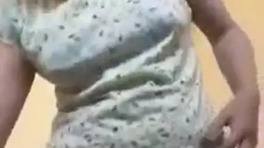 Nasty Desi XXX girl makes nude video for her boyfriend during the period