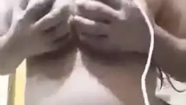 Desi girl doesn't how many people see this XXX video of her boobies
