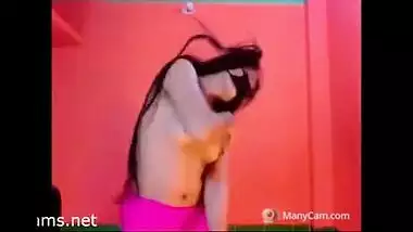 Non-professional livecam cutie does a sexy dance for her fans on a romantic song