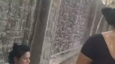 Horny man fucks a desi randi in a plastic hut on the road