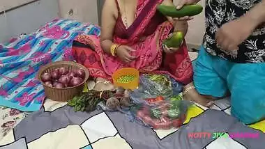 Xxx Bhojpuri Bhabhi, While Selling Vegetables, Showing Off Her Fat Nipples, Got Chuckled By The Customer!