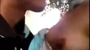 Skinny Indian gal caught riding lover's dick outdoor in Desi mms clip