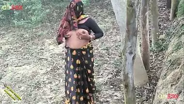 Village aunty sex - Indian MILF slut enjoys playing with her cunt in the forest