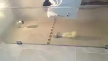 Solo XXX video of adorable Desi girl relaxing fully naked in shower