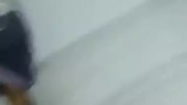 Real MMS video of Desi guy drilling bald XXX twat of mature Bhabhi