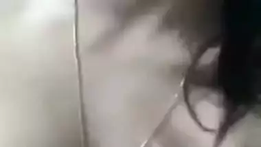 Hermosa chica mostrando su cuerpo