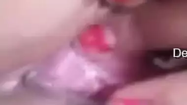 Desi woman sets camera down there and starts sex show focused on twat