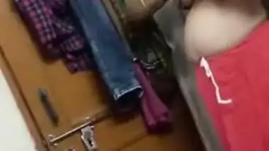 Sly dude makes XXX record of his nude Desi GF dressing after sex