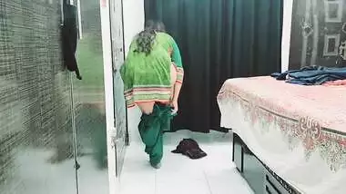 Horny Desi man fulfills his XXX fantasy of getting blowjob from maid