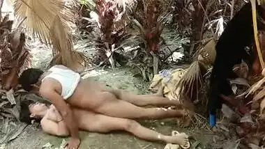 XXX couple makes an MMS video of hot outdoor fucking in Desi style