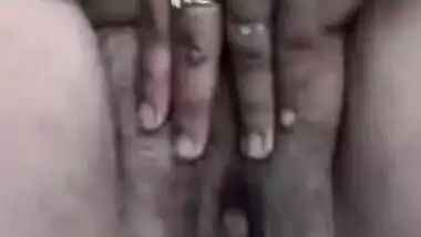 Desi woman with no panties shows off hairy pussy in XXX video going MMS