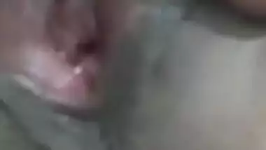 Man penetrates Desi MILF's shaved snatch with his XXX tool in MMS video