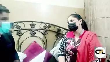 For cash Desi Bhabhi allows Pakistani boss to touch her XXX hot boobs