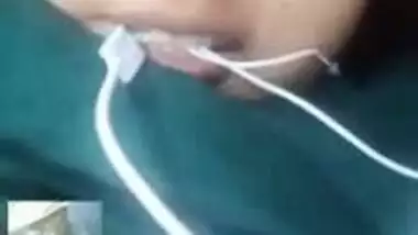 Hot look Desi Clg Girl Showing her Boobs on Video Call New Mms
