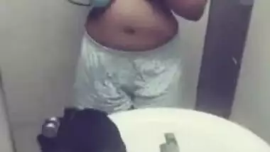 Desi gal records selfie clip in which she plays with juicy XXX tits