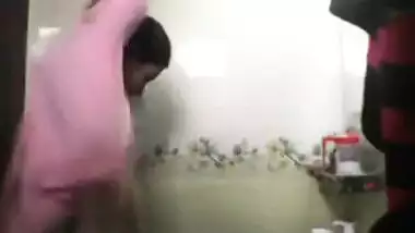 Teen Indian washes her XXX body and wears a pink robe on sex camera