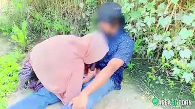 Very risky public fuck with very shy college desi girl caught on camera mms